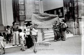 Concentración ante el Ayuntamiento exigiendo escuelas públicas – 03