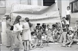 Concentración ante el Ayuntamiento exigiendo escuelas públicas – 07