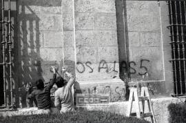 Estudiantes haciendo una pintada en la Universidad de Sevilla – 01